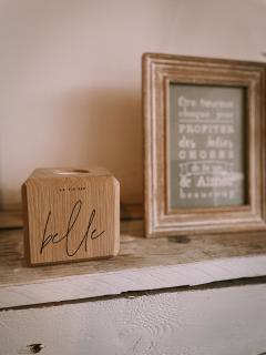 Bougeoir cube en béton gravé – objet déco minimaliste, idéal pour créer une ambiance chaleureuse / Betonnen kaarshouder met gravure – strak en warm interieuraccent / Engraved concrete cube candle holder – minimalist decor to warm up any space
