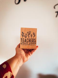 Pot à crayons “Merci maîtresse” – cadeau de fin d’année personnalisable, gravé à la main / Potloodhouder “Merci maîtresse” – origineel en handgemaakt bedankje / “Thank you teacher” concrete pencil holder – handmade thank-you gift for end of school year