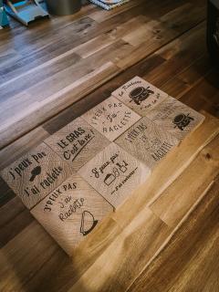 Kit raclette 6 pièces en bois gravé – ensemble complet pour soirée raclette conviviale / Raclettekit met 6 houten schaaltjes – ideaal voor gezellige winteravonden / 6-piece engraved wood raclette kit – perfect for festive cheese nights