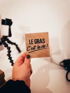 Kit raclette 8 pièces “le gras c’est la vie” – version XL à offrir pour de grandes tablées / 8-delige raclettekit “le gras c’est la vie” – ideaal voor grote gezelschappen / 8-piece raclette kit “le gras c’est la vie” – perfect for generous cheese lovers