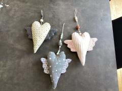 Suspensions décoratives artisanales en forme de cœur – créations uniques Choses et Autres, parfaites comme cadeau symbolique ou décoration poétique pour la maison. Un univers doux et fait main à découvrir sur Wimzzi.com. / Handgemaakte hartdecoraties – Belgische ambachtelijke creaties, ideaal als geschenk of sfeervolle decoratie. / Handmade heart decorations – Belgian artisan creations, meaningful gift or home accent from Choses et Autres on Wimzzi.com.