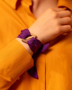 Bracelet en soie violet fait main en Belgique, à offrir pour un look audacieux / Paarse zijden armband, Belgisch handwerk, voor een opvallende stijl / Bold purple silk bracelet, handmade in Belgium, perfect to gift Delphine Leroy