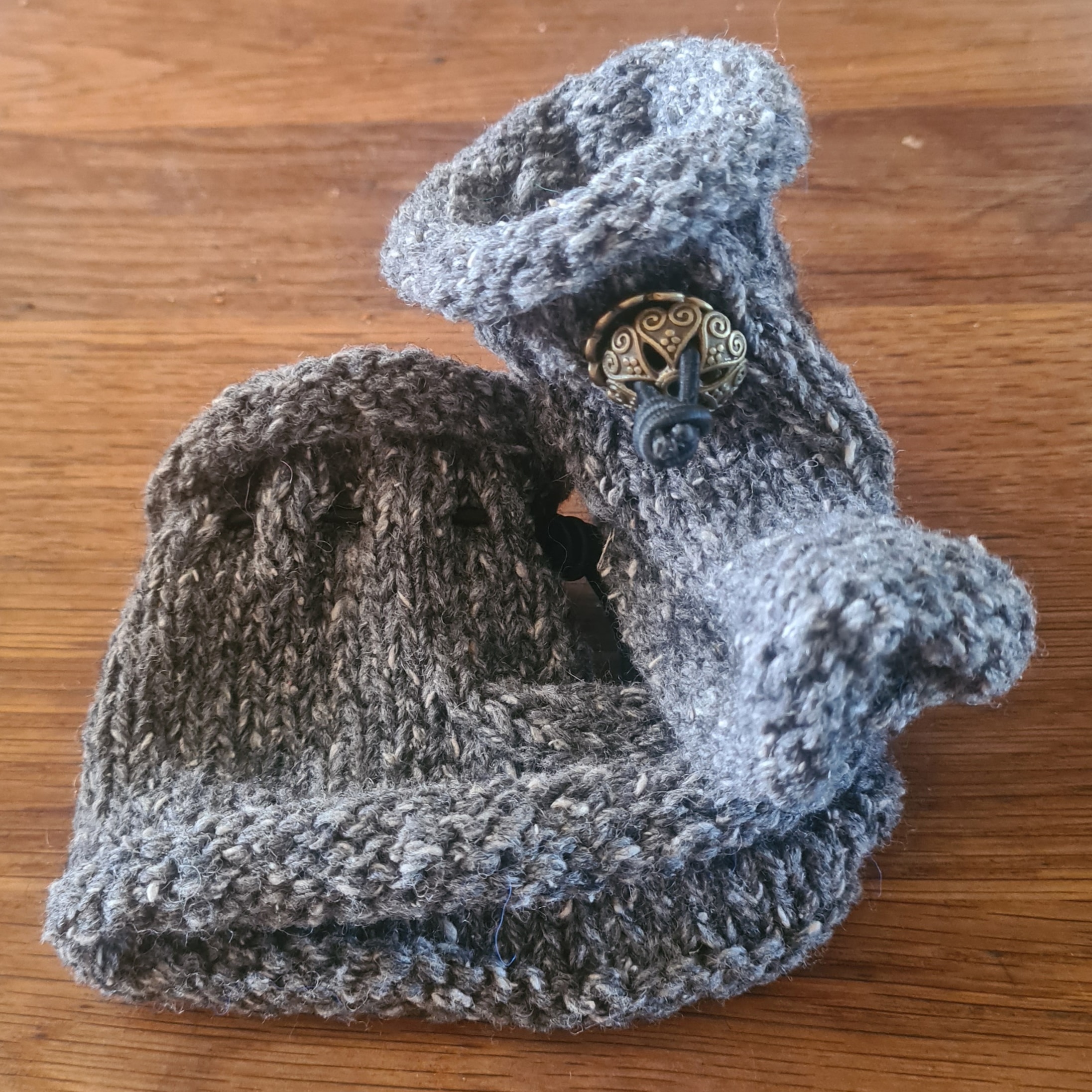 Chaussons chauds style viking pour enfants – fait main et original / Warme kinderslofjes in vikingsstijl – handgemaakt en origineel / Warm handmade kids slippers – medieval/viking look & unique style