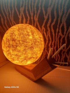 Lampe artisanale escargot, effet marbré doré pour une lumière douce et chaleureuse / Ambachtelijke slakkenlamp met marmerlook, sfeervol en warm licht / Handmade snail-shaped lamp with golden marble effect, soft and warm glow