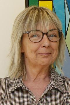 Portrait de Sabine Van Eynde, artiste belge indépendante, créatrice d’œuvres artisanales faites main en Belgique, artiste vérifiée sur wimzzi.com valorisant le savoir-faire local / Portret van Sabine Van Eynde, Belgische onafhankelijke kunstenares, handgemaakte creaties uit België verkrijgbaar via wimzzi.com / Portrait of Sabine Van Eynde, independent Belgian artist creating handmade works in Belgium, verified creator on wimzzi.com