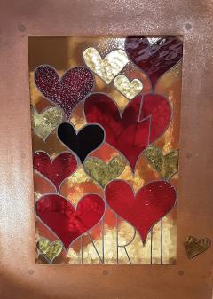 Création artistique en verre avec cœurs colorés, œuvre lumineuse et pleine d’amour / Glaskunstwerk met gekleurde hartjes, vol licht en liefde / Glass artwork with colorful hearts, vibrant and full of love