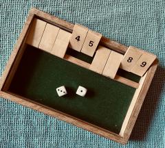 Jeu en bois artisanal type Klap’et, idéal pour des moments en famille / Ambachtelijk houten dobbelspel, perfect voor familiespelletjes / Handmade wooden dice game, perfect for family fun