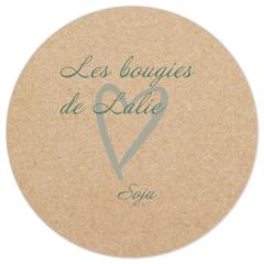 Logo raffiné des Bougies de Lalie, marque belge d’Aurélie Thoron. Ce visuel épuré incarne l’authenticité, la douceur et la délicatesse du fait main. Symbole d’un artisanat namurois tourné vers le bien-être, les bougies de Lalie sont conçues en cire de soja 100 % végétale et parfumées à Grasse. Une signature d’élégance et de naturalité. / Elegant logo van Les Bougies de Lalie, een Belgische ambachtelijke kaarsenmakerij uit Namen. Eenvoud, zachtheid en authenticiteit staan centraal in elk detail. / Elegant logo of Les Bougies de Lalie, Belgian artisan candle brand from Namur. Symbol of natural beauty, authenticity, and handcrafted well-being.