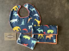 Set bébé fait main : bavoir et trousse assortie, cadeau de naissance original / Handgemaakt babysetje met slab en etui, uniek geboortegeschenk / Handmade baby gift set with bib and pouch, original and practical