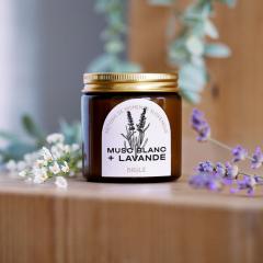 Bougie artisanale aux notes de lavande et musc blanc, cadeau bien-être apaisant / Kaars met lavendel en witte musk, handgemaakt en rustgevend / White musk & lavender candle, handmade for a relaxing, soothing gift