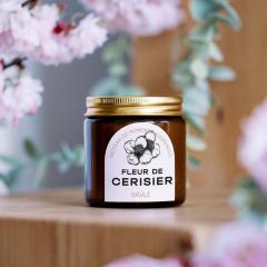 Bougie artisanale fleur de cerisier, senteur délicate, parfaite à offrir avant rupture / Handgemaakte kersenbloesem kaars, zacht en gelimiteerd / Cherry blossom candle, handmade and poetic – limited stock, gift-ready