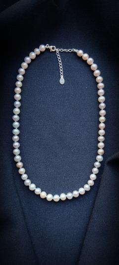 Collier perlé rose sur fond bleu nuit, création unique à shopper avant rupture / Roze parelketting op donkere achtergrond, uniek en snel uitverkocht / Soft pink pearl necklace on navy background – unique, almost gone