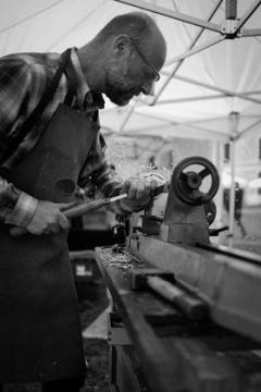 Artisan belge Gauthier De Geest à son tour à bois – transformation du bois en objets poétiques et durables. Tournage sur bois local et éthique à découvrir sur Wimzzi.com. / Belgische houtdraaier aan het werk – duurzaam en lokaal vakmanschap. / Belgian woodturner crafting local wood into timeless handmade objects, discover his creations on Wimzzi.com.