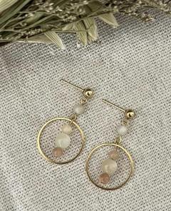 Boucles d’oreilles en pierre de lune naturelle, bijou artisanal raffiné et lumineux, parfait à offrir en cadeau unique / Oorbellen met maansteen, handgemaakt en elegant – ideaal als uniek geschenk / Natural moonstone earrings, refined and handmade – a luminous and unique gift idea