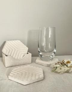 Set de sous-verres texturés en béton avec support assorti, fait main en Belgique – accessoire design et cadeau pratique pour la maison / Set onderzetters in gestructureerd beton met bijpassende houder, handgemaakt in België – mooi en nuttig geschenk voor thuis / Textured concrete coaster set with matching holder, handmade in Belgium – practical and stylish home gift