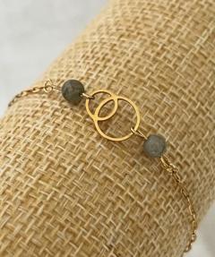 Bracelet artisanal en labradorite naturelle et fil doré, création faite main idéale comme cadeau bien-être / Handgemaakte armband met labradoriet en goudkleurig draad – perfect om te geven / Handmade bracelet with natural labradorite – perfect for energy lovers or as a mindful gift