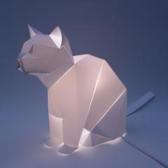 Lampe Chat design créée par Plizoo, pliée à la main à partir d’une seule feuille translucide – objet lumineux poétique et cadeau déco unique / Designlamp Kat van Plizoo, handgevouwen uit één transparant vel – poëtisch en uniek geschenk / Cat lamp by Plizoo – folded by hand from one translucent sheet, poetic and unique light sculpture
