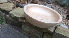 Plat en bois tourné dans du peuplier belge, finition douce et naturelle, idéal pour servir ou décorer / Handgedraaide serveerschaal uit populier – lokaal en natuurlijk afgewerkt / Handmade Belgian poplar wood plate – soft finish, ready to serve or display