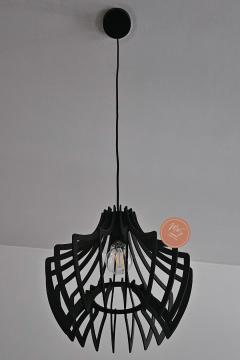 Suspension artisanale noire style industriel, design géométrique et lumière sculptée / Zwarte industriële hanglamp, handgemaakt, met geometrisch design en uitgesneden licht / Black handmade industrial pendant light with open geometric structure