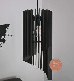 Suspension sculpturale en spirale noire, pièce forte d’éclairage décoratif / Zwarte spiraalvormige designlamp, opvallend en decoratief / Black spiral pendant light, sculptural and eye-catching