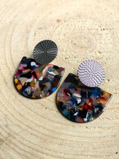 Boucles noires multicolores, design affirmé et plein de caractère / Zwarte oorbellen met kleurrijk motief, krachtig en uniek / Black and colorful earrings with bold and unique personality