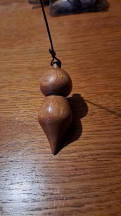 Pendule artisanal en bois de padouk, forme conique pour usage énergétique / Ambachtelijke pendel in padouk, kegelvorm voor energetisch gebruik / Handmade pendulum in padouk wood, conical shape for energy work