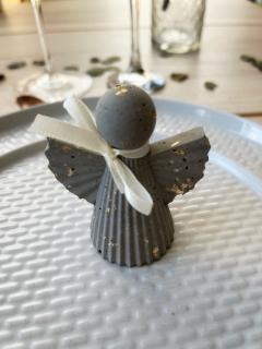 Ange décoratif artisanal en béton et dorure, esprit tendre et raffiné / Ambachtelijk engeltje in beton en goudkleur, zacht en verfijnd / Handmade concrete and gold decorative angel, soft and elegant feel