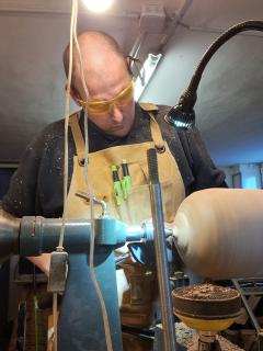 As Bois, ébéniste belge passionné, transforme le bois local en objets d’art. Chaque pièce est le fruit d’un savoir-faire unique et d’un amour du bois. / As Bois, Belgische houtdraaier, maakt kunstwerken van lokaal hout. Elk stuk getuigt van vakmanschap en liefde voor het materiaal. / As Bois, Belgian woodturner, crafts art from local wood. Each piece reflects skill, patience, and passion for natural materials.