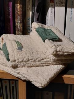 Pochette artisanale molletonnée pour livre de poche, douce et protectrice / Handgemaakte gewatteerde boekenhoes voor pocketboeken, zacht en beschermend / Handmade padded book sleeve for paperbacks, soft and protective