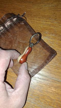 Porte-clé artisanal en bois exotique avec anneau métal, pour un look brut et chic / Ambachtelijke sleutelring in exotisch hout en metaal, stoer én stijlvol / Handmade exotic wood keyring with metal loop, raw and elegant look
