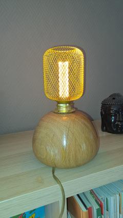 Lampe de chevet en bois tourné avec abat-jour doré, pièce artisanale chaleureuse pour une déco unique / Nachttafellamp in gedraaid hout met gouden kapje, handgemaakt en warm / Turned wood bedside lamp with golden shade, warm and handmade for cozy decor