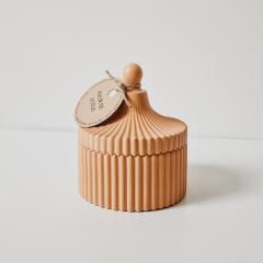 Bougie artisanale parfumée en pot céramique côtelé, coloris terracotta – déco et bien-être réunis / Geurkaars in gegroefde terracottapot – ambachtelijk en decoratief / Scented candle in ribbed terracotta-style ceramic jar – artisan home & wellness touch. Kaori
