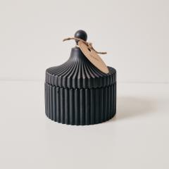 Bougie AMARA en pot noir profond, chic et zen – idée cadeau design et made in local / AMARA geurkaars in zwart keramiek – stijlvol en lokaal cadeau / AMARA scented candle in deep black ceramic – elegant local gift idea. Maison Kaori Wimzzi