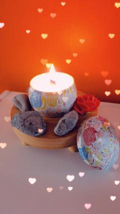 Bougie parfumée avec mèche en bois, crépitement doux et pot décoratif – ambiance cosy garantie / Geurkaars met houten lont, zachte knetter en decoratieve pot – gegarandeerd gezellig / Scented candle with wooden wick, soft crackling and cozy decorative jar