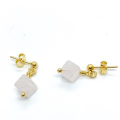 Boucles d’oreilles Flo en argent vermeil et cube de quartz rose – touche moderne et romantique / Flo oorbellen in verguld zilver met rozenkwarts – modern en romantisch / Flo vermeil earrings with rose quartz cube – modern romance in a jewel Just in Jewels