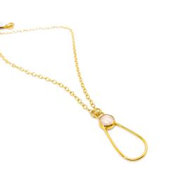 Collier doré avec cabochon de quartz rose – bijou lumineux pour une touche douce et chic / Gouden ketting met rozenkwarts cabochon – zacht en elegant / Gold-plated necklace with rose quartz cabochon – soft and elegant finish Just in Jewels