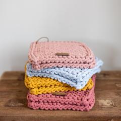 Paire de maniques crochetées main, couleurs chaudes et look rustique / Gehaakte pannenlappen in warme kleuren, handgemaakt en stijlvol / Hand-crocheted pot holders in warm tones, rustic and handmade Picolaine Wimzzi