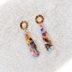 Boucles d’oreilles colorées en chute, look fun et vitaminé pour l’été / Kleurrijke oorbellen met vallende vorm, vrolijk en zomers / Colorful drop earrings with fun energy, perfect for summer vibes