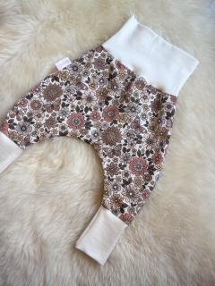 Pantalon évolutif en coton bio – taille haute extensible – confort & douceur pour bébé ou bambin / Groeiende broek voor baby’s – biologisch katoen – zacht & rekbaar / Grow-with-me baby pants – soft organic cotton – handmade comfort