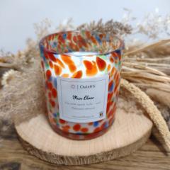 Bougie Musc Blanc – parfum enveloppant, design rouge & bleu, à offrir pour cocooning / Witte muskus kaars – warm parfum en stijlvol cadeau / White musk candle – cozy scent, red & blue jar – great as a comforting gift