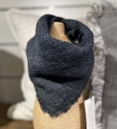 Foulard carré en lin bleu marine – accessoire élégant et naturel pour toutes les saisons / Donkerblauwe linnen sjaal 50x50 – stijlvol en natuurlijk / Navy blue linen scarf – stylish and breathable for all seasons