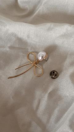 Pin’s doré en boucle – Bijou recyclé tendance et éthique / Gouden lus broche – Upcycle en elegant / Gold loop pin – Upcycled and stylish eco-accessory