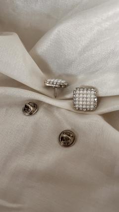 Duo de broches blanches upcyclées – Cadeau minimaliste et stylé / Duo witte broches – Stijlvol en circulair cadeau / Set of white modern brooches – Clean style, sustainable gift