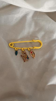 Broche jaune funky pour look stylé et assumé / Gele funky broche voor een coole stijl / Bold yellow pin for a fun outfit twist