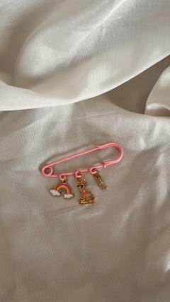 Broche rose bonbon – pour déclarer son style avec douceur / Roze snoep broche – zachte stijl / Sweet pink pin for soft style vibes