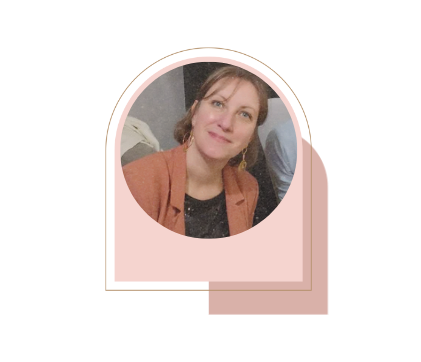 Portrait de la créatrice belge moiORSI, artisan locale spécialisée en créations faites main en Belgique disponibles sur Wimzzi.com, e-shop belge dédié à l’artisanat local, aux cadeaux uniques et au made in Belgium responsable / Portret van Belgische ontwerpster moiORSI, lokale maker van handgemaakte creaties uit België beschikbaar op Wimzzi.com, Belgische webshop voor lokaal vakmanschap en unieke cadeaus made in Belgium / Portrait of Belgian designer moiORSI, local artisan creating handmade pieces crafted in Belgium available on Wimzzi.com, Belgian e-shop for unique made in Belgium gifts and local craftsmanship