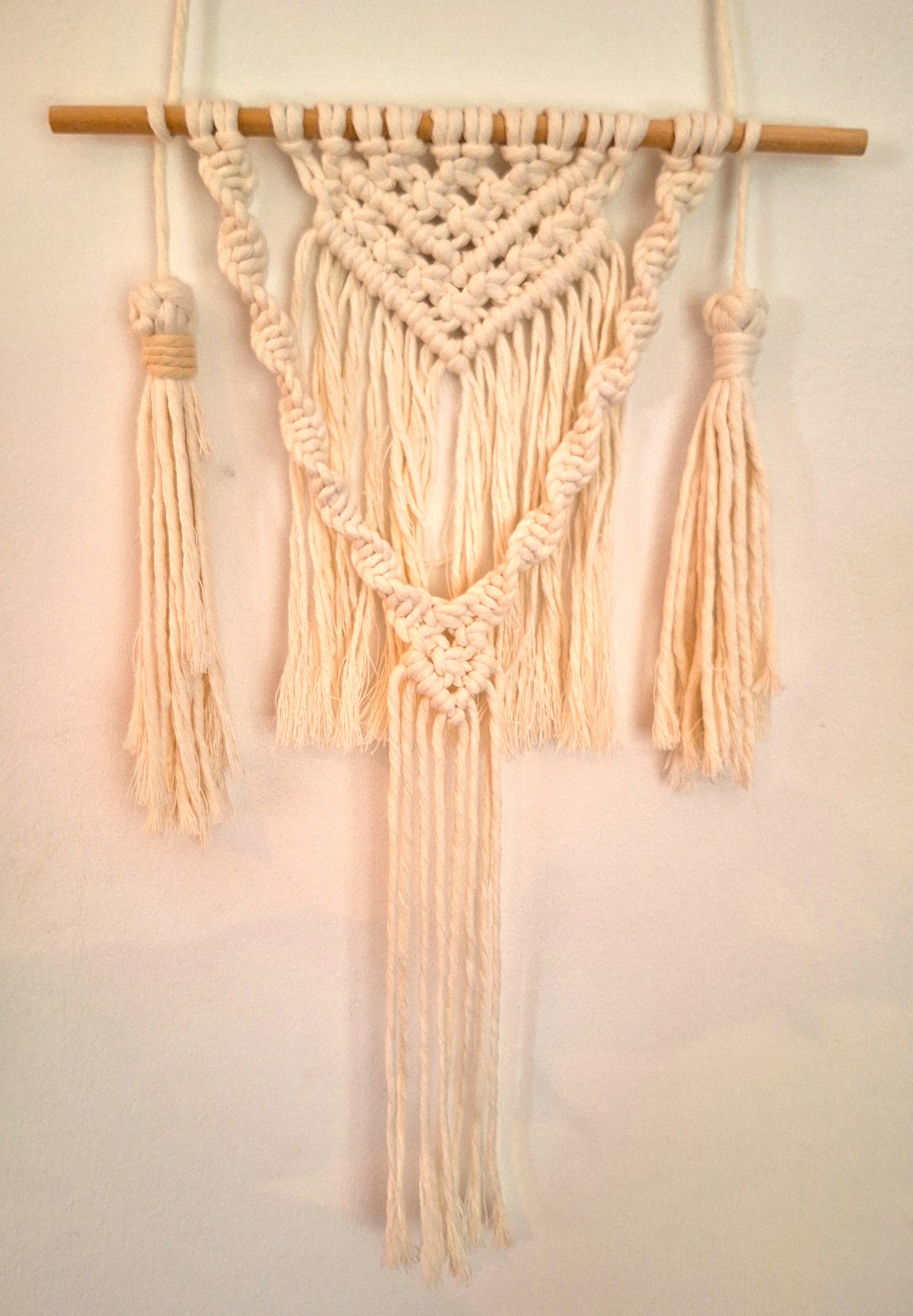 Suspension murale en macramé – déco bohème et artisanale en corde coton / Macramé wanddecoratie – boho en handgemaakt met katoentouw / Macramé wall hanging – boho & handmade cotton rope decor