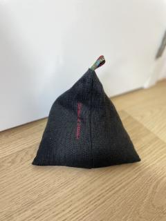 Foto van het artikel Deurstopper in zwart linnen met ritssluiting – decoratief en praktisch