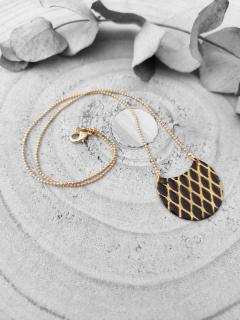 Collier noir en laiton émaillé – raffiné, parfait pour les tenues de soirée /Zwarte ketting in geëmailleerd messing – chic voor de avond /Black enamel brass necklace – elegant for evening outfits