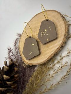 Photo de l'article Boucles d’oreilles pendantes béton taupe doré – Design géométrique sur anneaux
